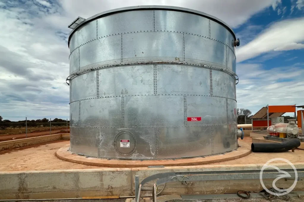 corrosion-resistant steel tank with protective zinc coating